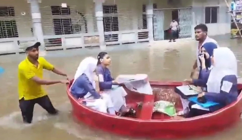 নৌকায় চড়ে কেন্দ্রে ঢুকলো এইচএসসি পরীক্ষার্থীরা