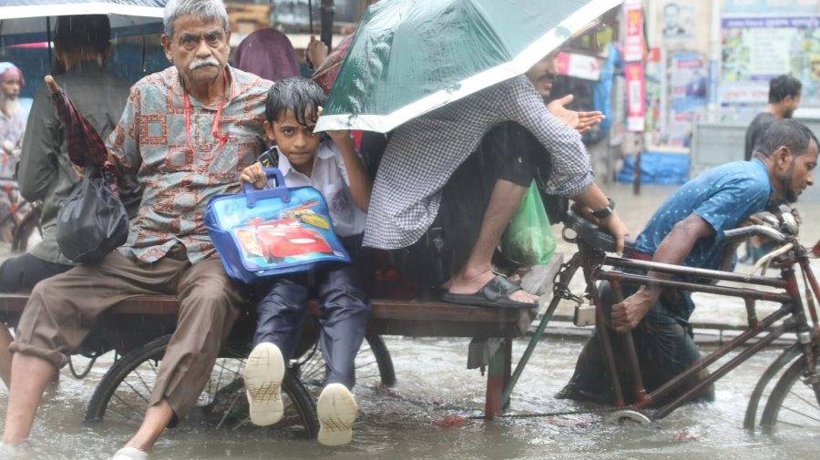 দুর্যোগের মধ্যেই এইচএসসি পরীক্ষা, শিক্ষার্থীদের ক্ষোভ