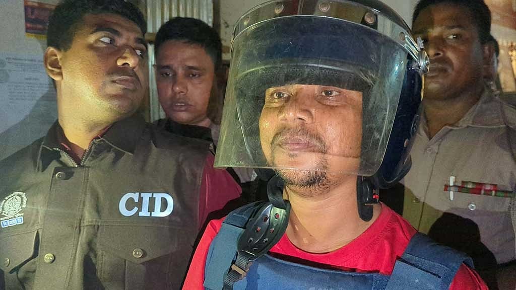 অর্থপাচার মামলায় গ্রেফতার পলাশবাড়ীর আলোচিত হরিদাস, চার দিনের রিমান্ড মঞ্জুর