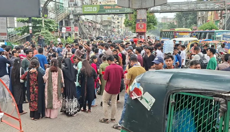 শিক্ষামন্ত্রীর পদত্যাগ দাবিতে সায়েন্সল্যাব মোড় অবরোধ
