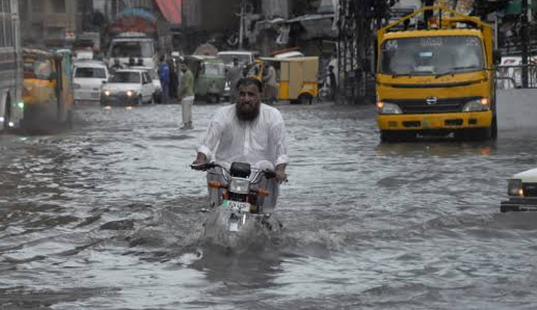 পাকিস্তানে ভারী বৃষ্টিতে ছাদ ধসে নিহত ১০