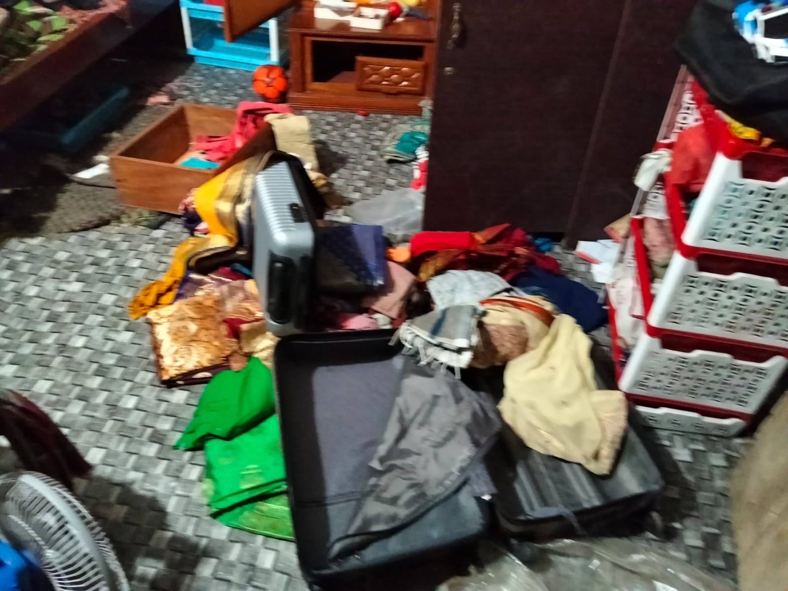 বাগেরহাটে পুলিশ পরিচয়ে গভীর রাতে হামলা, লুটপাটের অভিযোগ