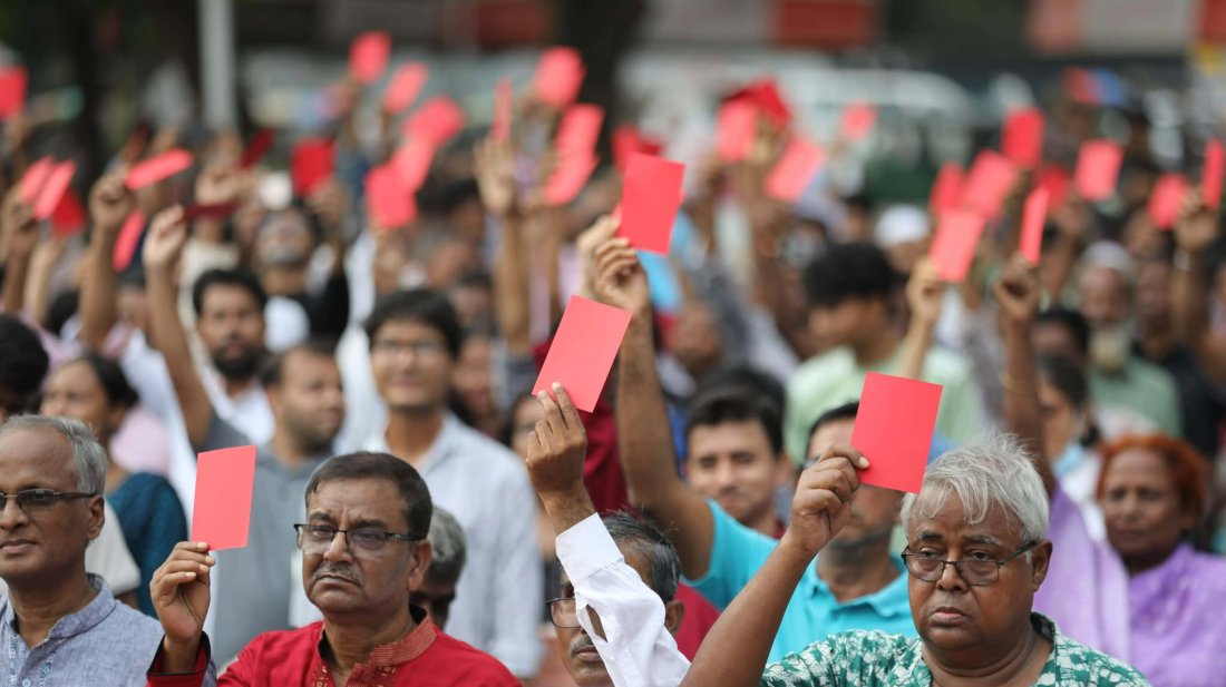 মার্কিন বাণিজ্য চুক্তি বাতিলের দাবিতে লালকার্ড প্রদর্শন