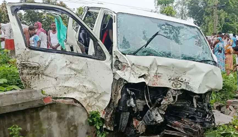 নতুন বউ নিয়ে ফেরার পথে মাইক্রোবাস খাদে, শিশুসহ নিহত ২