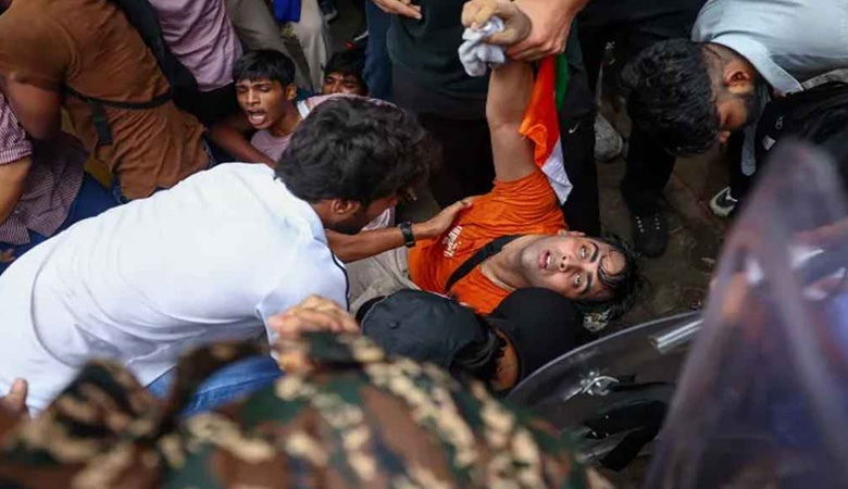 দিল্লিতে ফের ইন্টারনেট বন্ধ, পুলিশের সঙ্গে বিক্ষোভকারীদের সংঘর্ষ