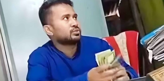 গুনে গুনে ঘুষ নেওয়ার ভিডিও ভাইরাল, ভূমি কর্মকর্তা বরখাস্ত