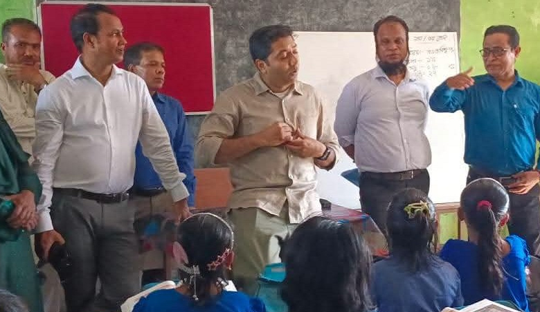 হাওরের প্রত্যন্ত স্কুলে পাঠদান করে প্রশংসায় ববি হাজ্জাজ