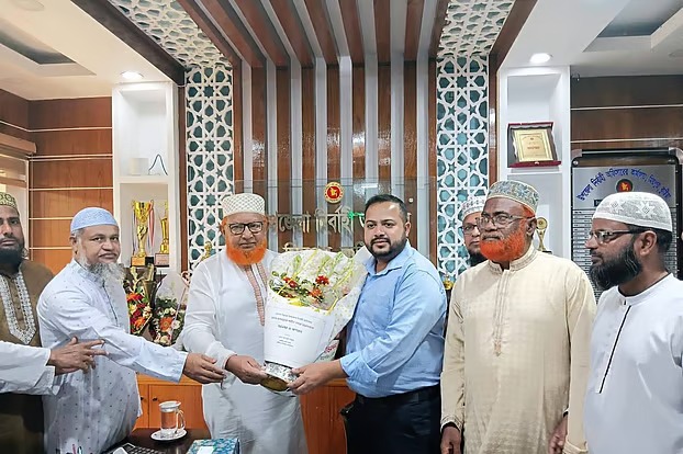 ইউএনওকে ফুল দিয়ে বরণ জামায়াতের এমপির, প্রটোকল নিয়ে প্রশ্ন