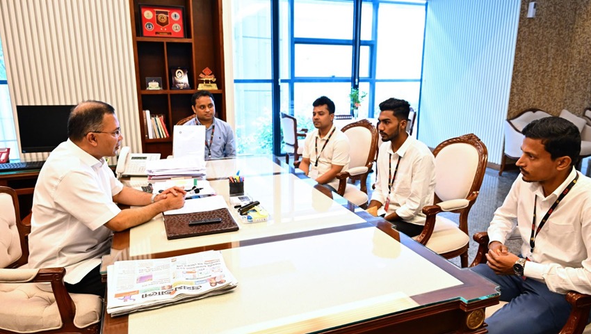 প্রধানমন্ত্রীকে রক্তে ভেজা ঐতিহাসিক পতাকাটি তুলে দিলেন জুলাইযোদ্ধা আজিজুর