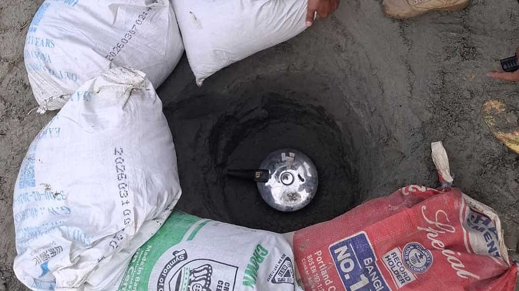 আশুলিয়ার চায়ের দোকানে প্রেশার কুকারে তৈরি বোমা