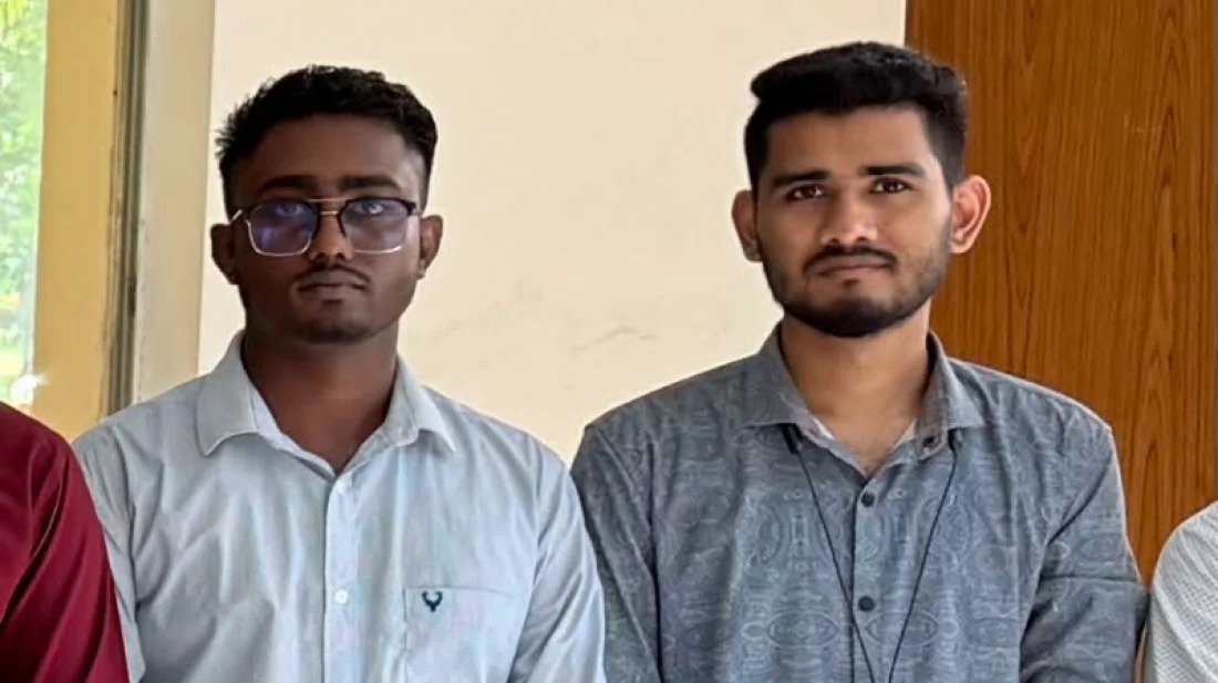 ভারতে পালানোর পথে দুই কর্মকর্তার কাছ থেকে ৭২ লাখ টাকা উদ্ধার