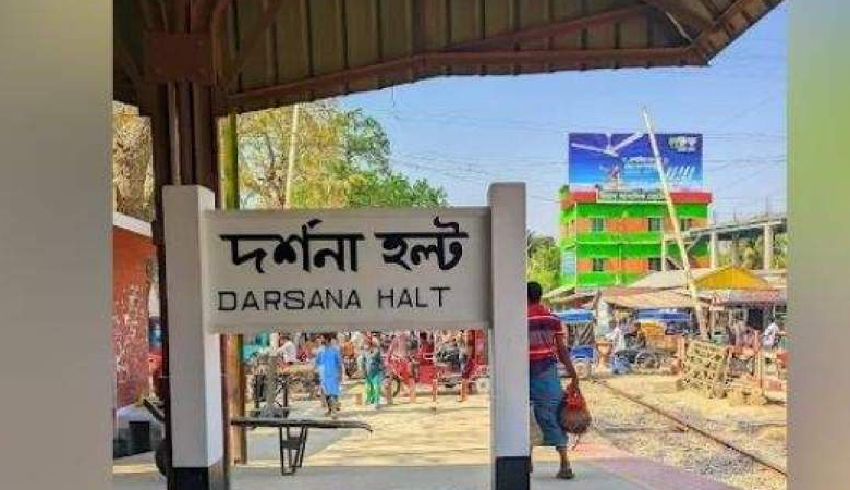 শিশুসন্তানকে রেখে চলন্ত ট্রেনের নিচে ঝাঁপ দিলেন মা