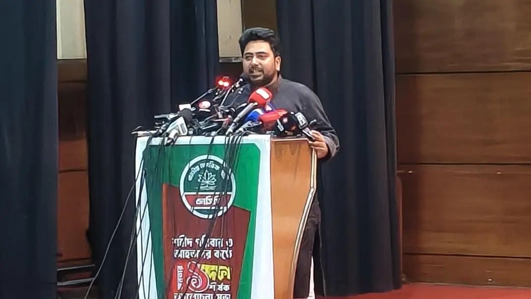 তারেকের বিরুদ্ধে নাহিদের অভিযোগ, ‘চোখ কেড়ে নেওয়ার’ মন্তব্য