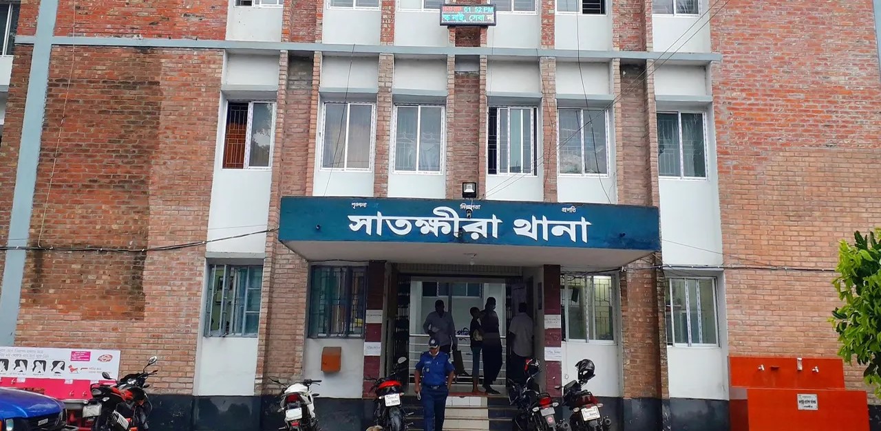 সাতক্ষীরায় কোরেক্সসহ দুই পুলিশ সদস্য গ্রেফতার