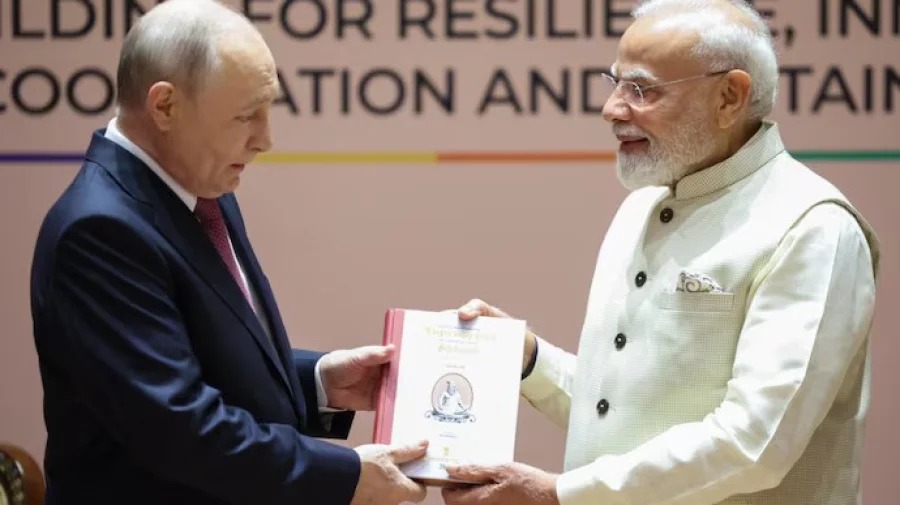 ব্রিকসের আগে মোদি-পুতিন বৈঠক, বাণিজ্য-জ্বালানি সহযোগিতায় জোর