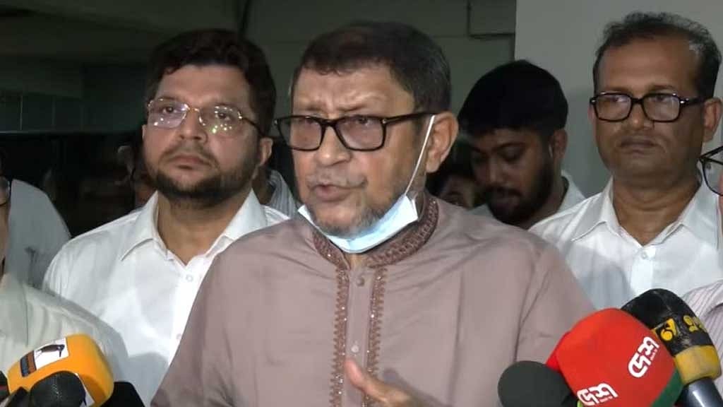 হাসপাতালে অনিয়ম বন্ধে কঠোর হওয়ার হুঁশিয়ারি মন্ত্রীর