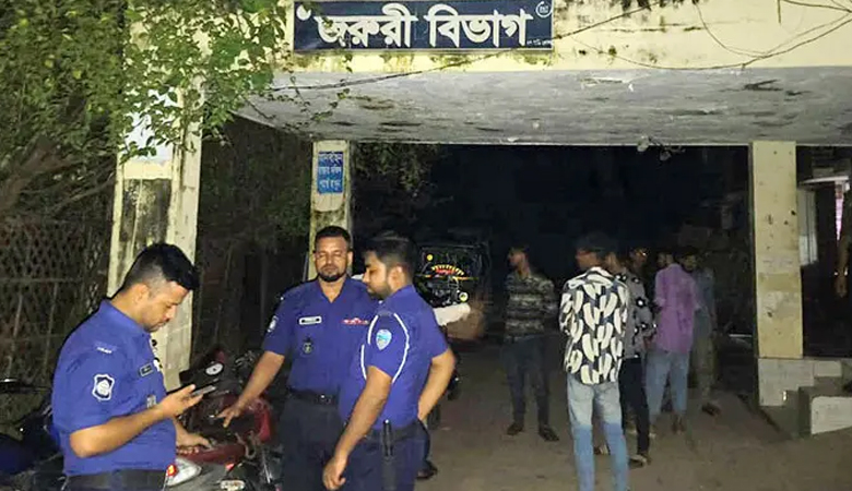 মোবাইলে ব্যস্ত চিকিৎসক, মারা গেলেন রোগী