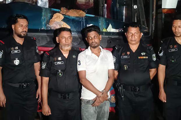 চলন্ত বাসে জিম্মি করে পাঁচ লাখ টাকা মুক্তিপণ দাবি