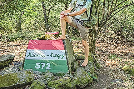 খালি পায়ে ৬ হাজার ৮০৫ কিলোমিটার হাঁটলেন তিনি