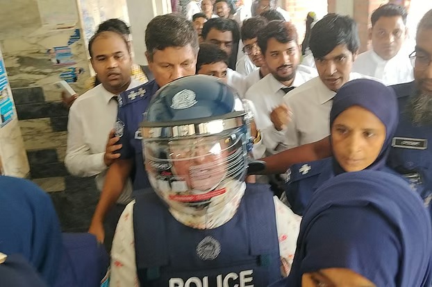 কাঠগড়ায় দাঁড়িয়ে আসামির আক্ষেপ, ‘মিথ্যা মামলা না দিয়ে গুলি করে মেরে ফেলেন’