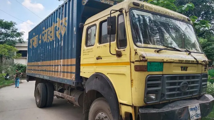 টঙ্গীতে কাভার্ড ভ্যানের ধাক্কায় স্কুলছাত্র নিহত
