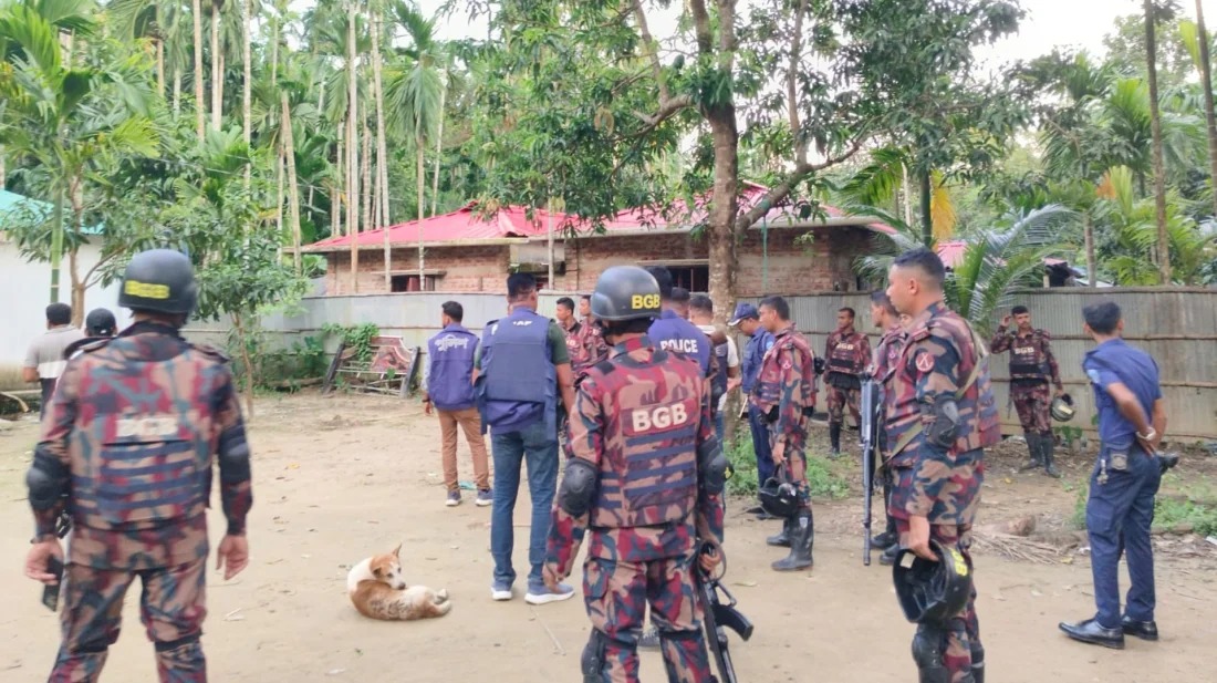 টেকনাফে মানবপাচারকারীদের ২০ আস্তানা গুঁড়িয়ে দিলো বিজিবি-পুলিশ