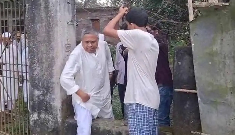 তালাবদ্ধ কমিউনিটি ক্লিনিক, দেওয়াল টপকে ভেতরে গেলেন এমপি