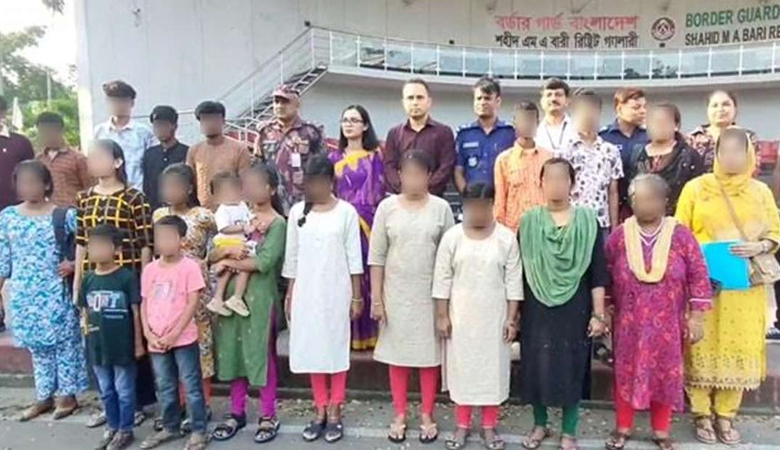 দেশে ফিরলেন ভারতে পাচারের শিকার শিশুসহ ১৮ জন