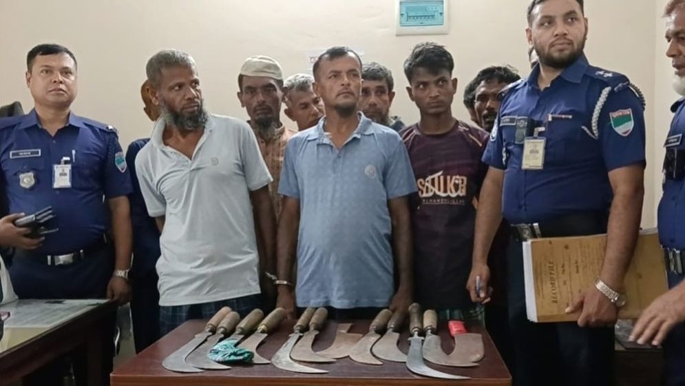 নড়াইলে আদালত এলাকা থেকে দেশীয় অস্ত্রসহ আটক ১১