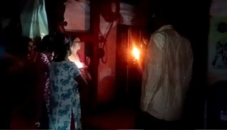 লোডশেডিংয়ে অন্ধকারে পুরো হাসপাতাল, মোমবাতির আলোয় চলছিল চিকিৎসা