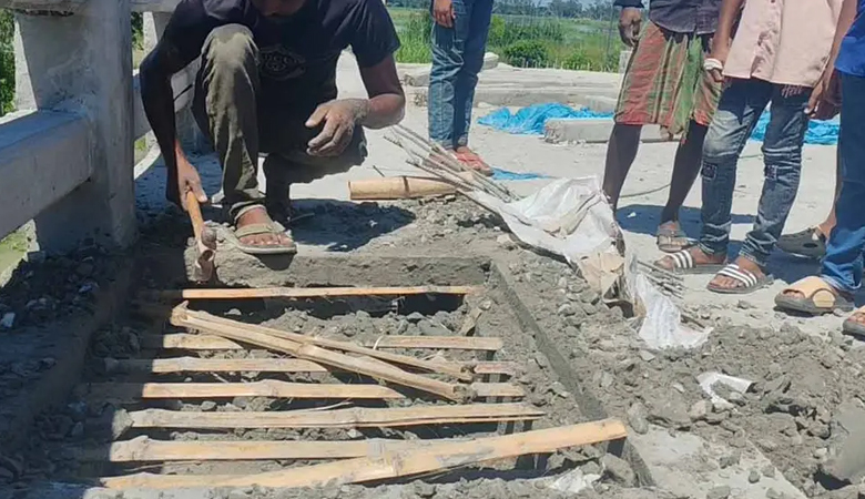 ১০ কোটি টাকার সেতুতে রডের বদলে বাঁশ দিয়ে ঢালাই