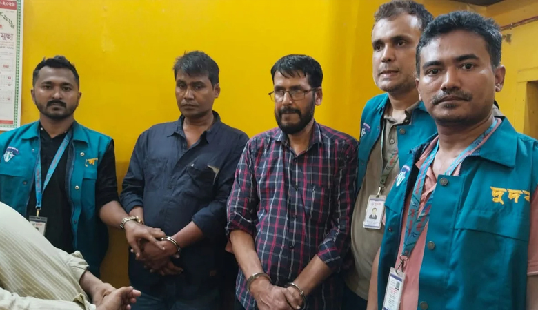 দুই লাখ টাকা ঘুষসহ সাব-রেজিস্ট্রার ও ২ সহযোগী আটক