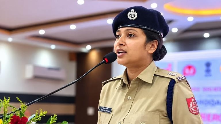 ‘আসসালামু আলাইকুম’, ‘ইনশাআল্লাহ’ বলায় সমালোচিত নারী আইপিএস