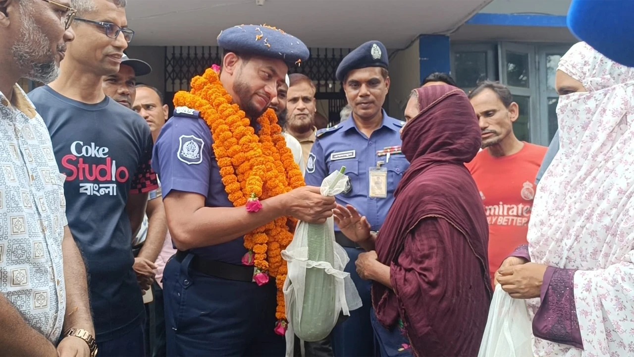 হাঁস-লাউ-ফল নিয়ে বিদায়, ওসির প্রতি মানুষের ভালোবাসা