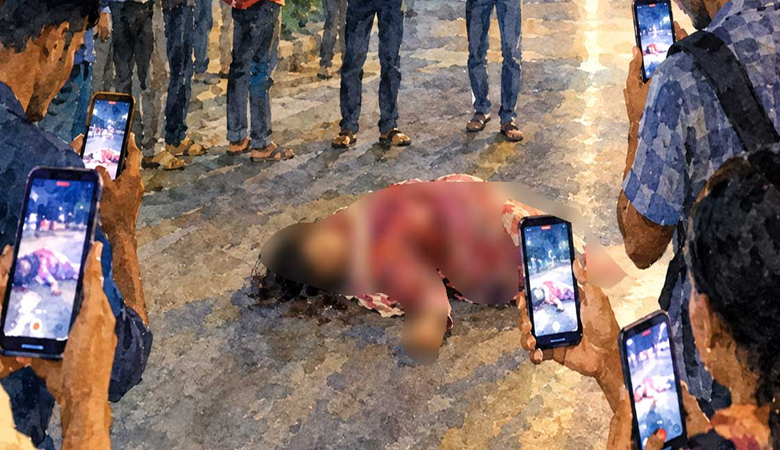 রক্তাক্ত নারী সাহায্য চাইছিলেন, ছবি তুলছিল জনতা