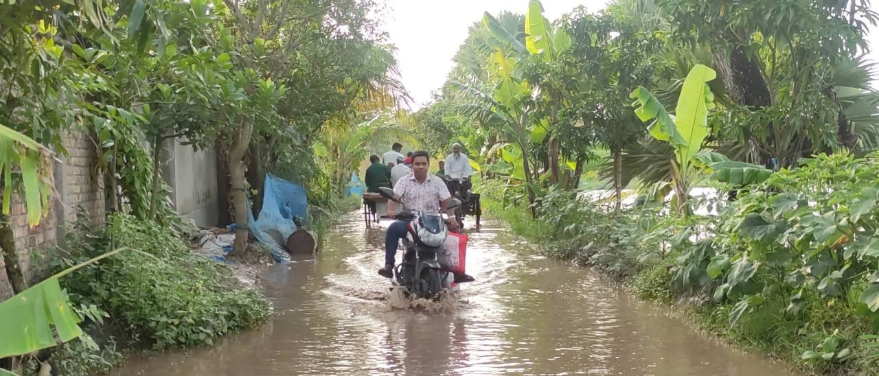 সাতক্ষীরার খানপুর সড়কে বড় বড় গর্ত, দুর্ভোগে পথচারী