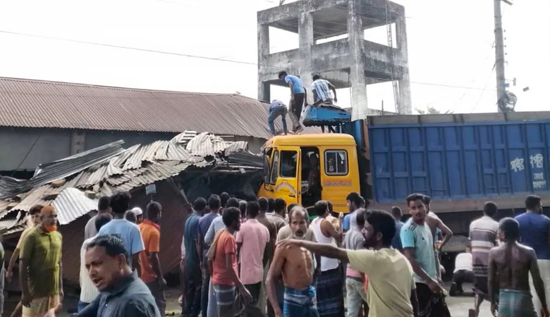 লালমনিরহাটে অটোরিকশাকে ট্রাকের চাপায় নিহত ৩