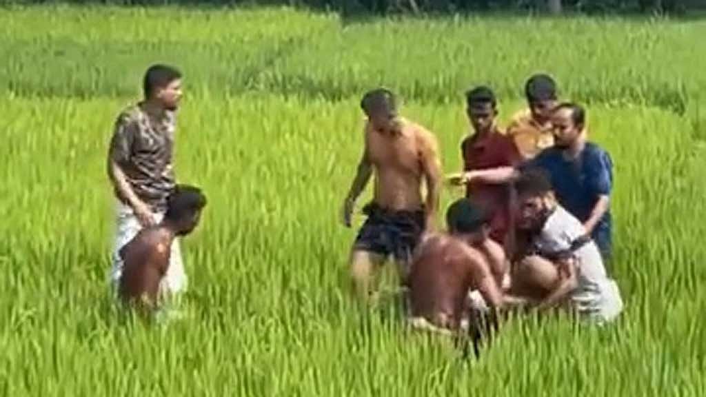 ধান ক্ষেতে বিদ্যুতের ছেঁড়া তারে জড়িয়ে দুই কৃষকের মৃত্যু