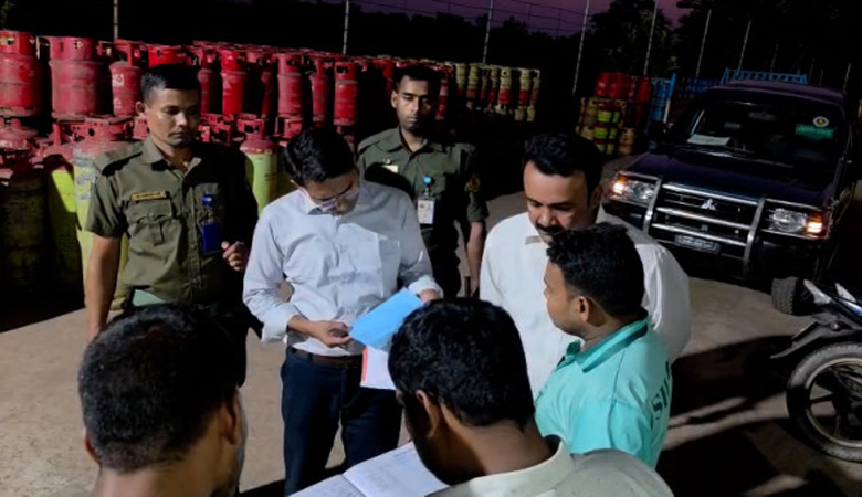 বেশি দামে এলপিজি সিলিন্ডার বিক্রি, জরিমানা দুই লাখ