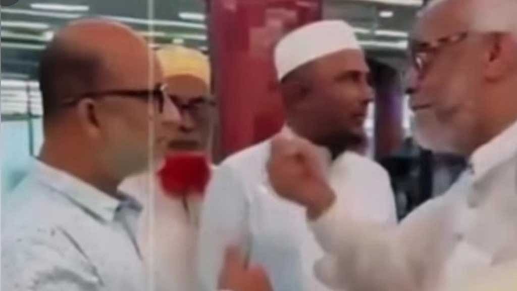 জমজমের পানি নিয়ে বিমানবন্দরে জামায়াত নেতাদের ক্ষোভ, দুই কর্মকর্তা অভিযুক্ত