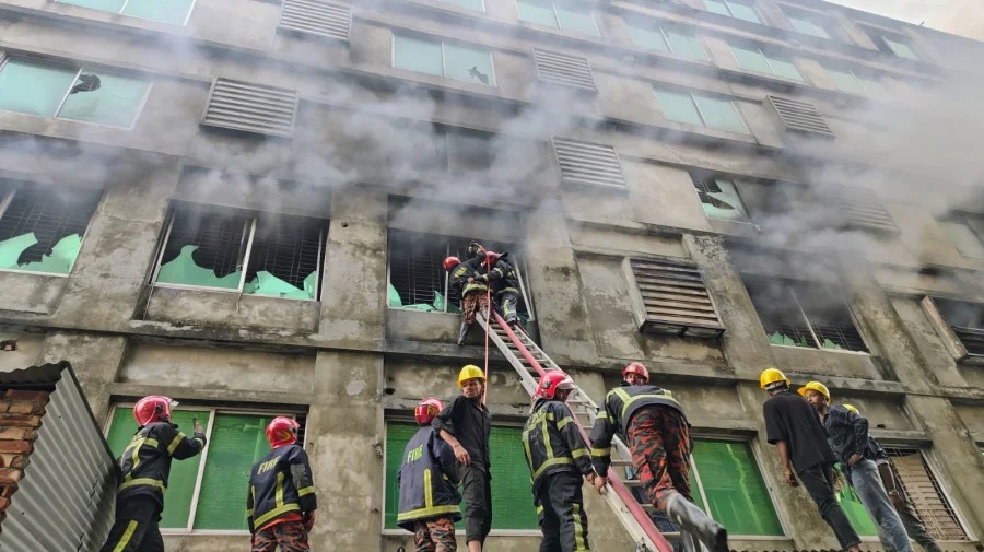 গাজীপুরে সোয়েটার কারখানায় আগুন, ধোঁয়ায় অসুস্থ ৭০ শ্রমিক