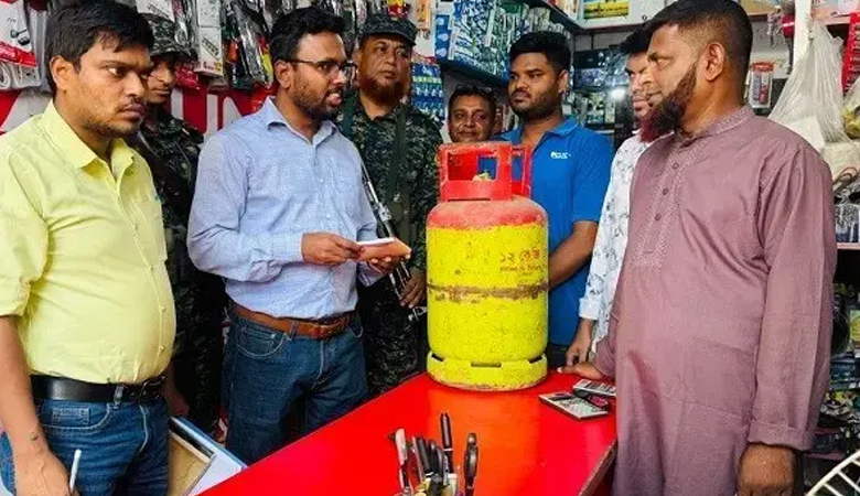 ‘‌সিলিন্ডার নাই, ২৪০০ টাকা দিলে ম্যানেজ করে দিতে পারি’