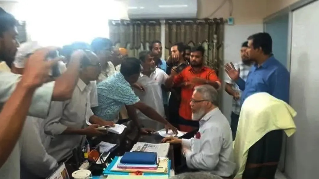 রাজশাহী মেডিকেল বিশ্ববিদ্যালয়ে ভিসিকে পদত্যাগে বাধ্য করার অভিযোগ