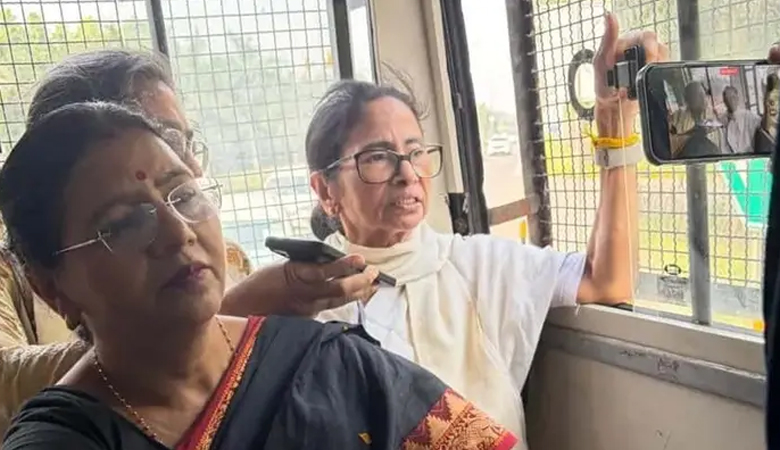দিল্লিতে মমতা বন্দ্যোপাধ্যায় আটক, বিক্ষোভ ঘিরে ব্যাপক ধরপাকড়