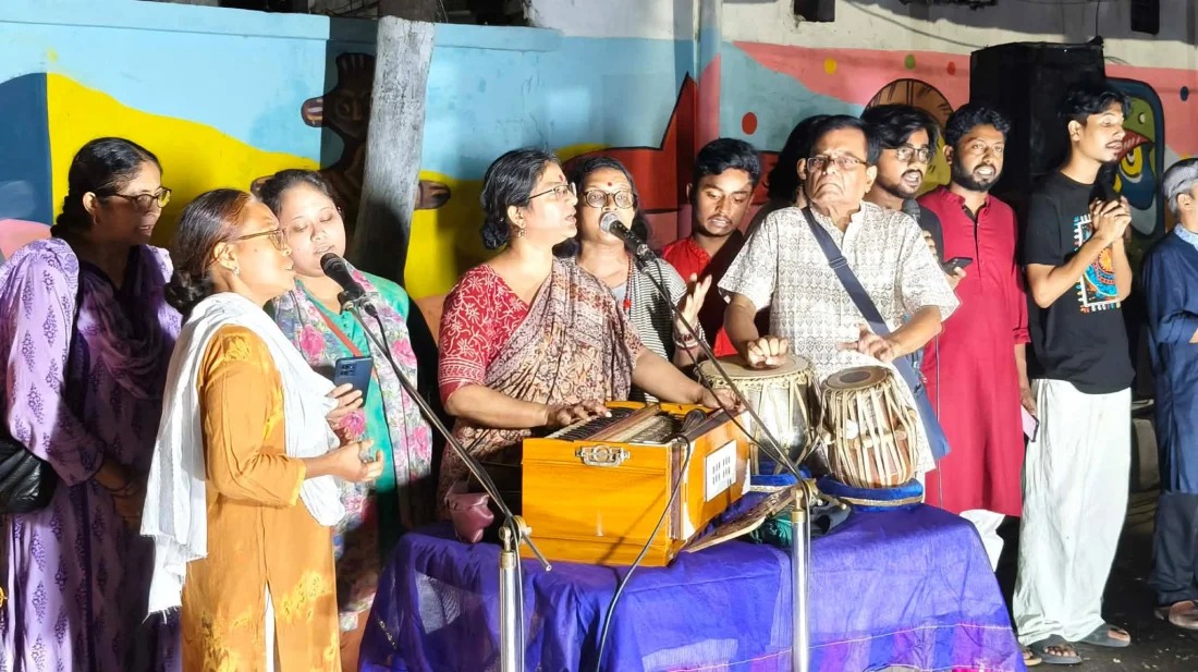 রবীন্দ্রনাথের দেয়ালচিত্রে কালি, প্রতিবাদে সাংস্কৃতিক কর্মীদের গান
