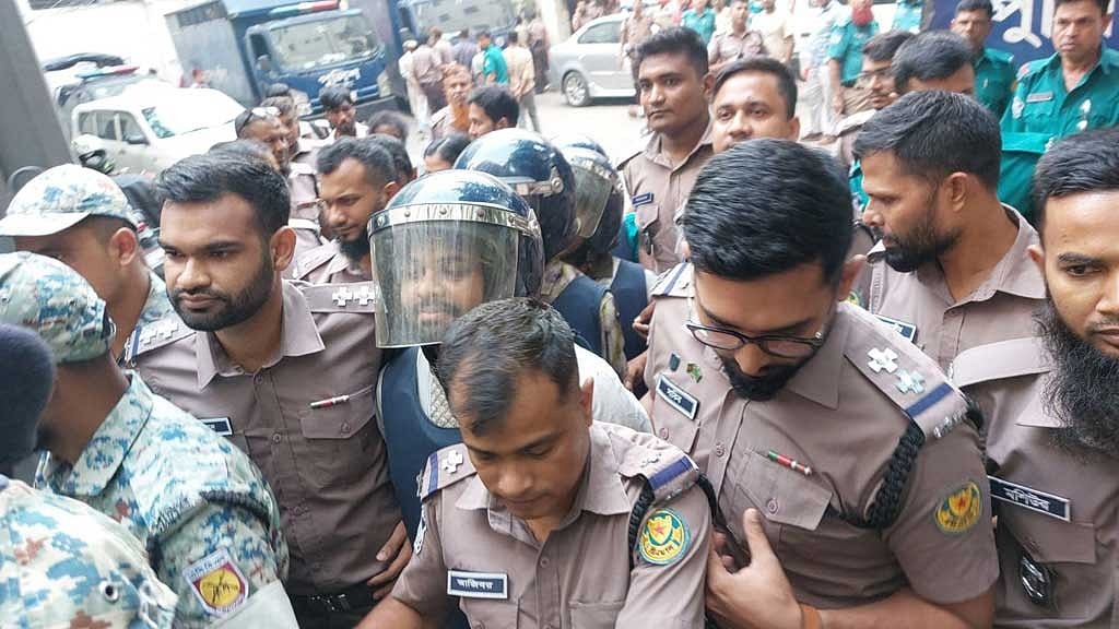রবীন্দ্রনাথের গ্রাফিতিতে কালি, আয়াসসহ চারজন রিমান্ডে