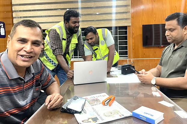 জার্মান পর্যটকের চুরি হওয়া ল্যাপটপ নাটোরে উদ্ধার, হেফাজতে বাবা-ছেলে