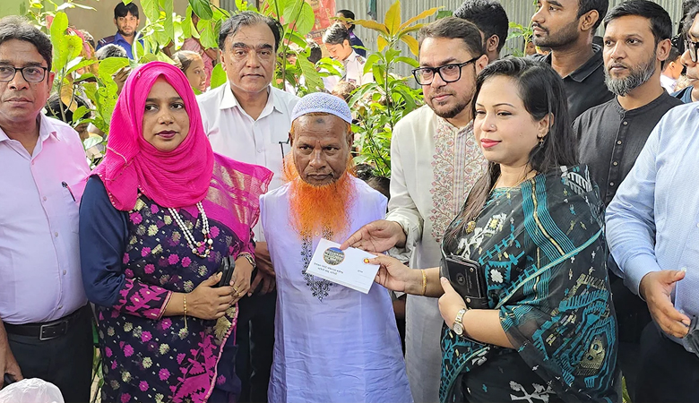 দুই হাত ছাড়াই গড়েছেন স্কুল, সেই দুঃখু মিয়ার পাশে জেলা প্রশাসন