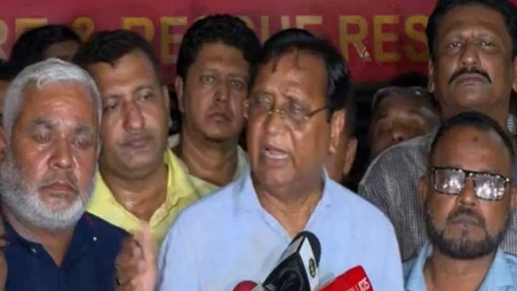 চকবাজারের মার্কেটে ব্যাগের গুদাম থেকে আগুন: প্রশাসক