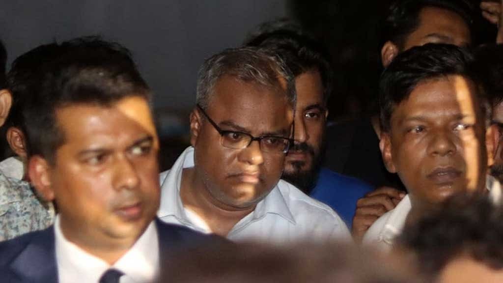 চুয়েটে আর না ফেরার শর্তে পুলিশি পাহারায় ক্যাম্পাস ছাড়লেন ভিসি